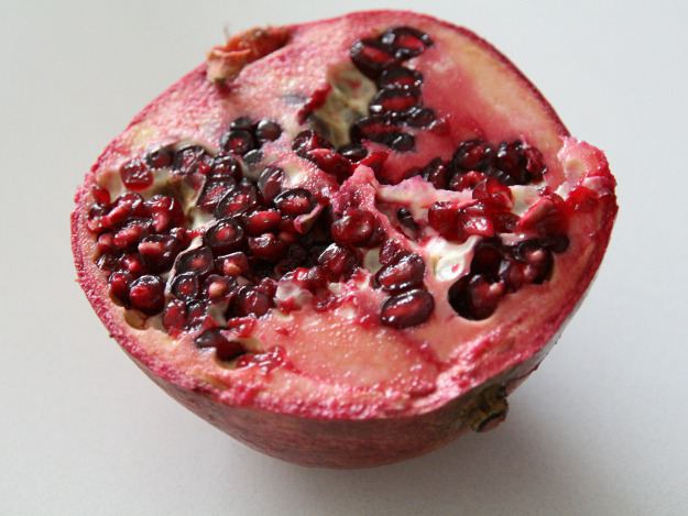 Granatäpfel zeichnen sich durch einen hohen Gehalt bioaktiver Inhaltsstoffe aus. Granatapfel