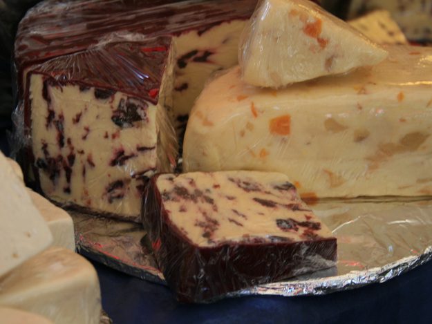 Beim Käsebüfett darf das passende Käsemesser nicht fehlen. Käsegebote