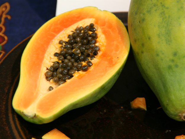 Die tropische Frucht ist reich an Vitamin A. Papaya