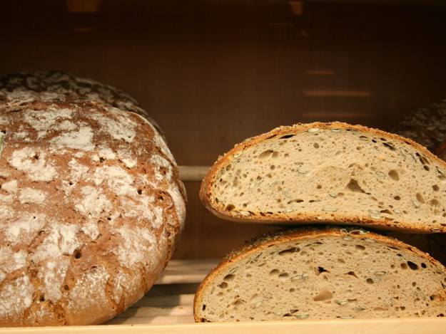 Ballaststoffreiche Kost bevorzugen. Brot