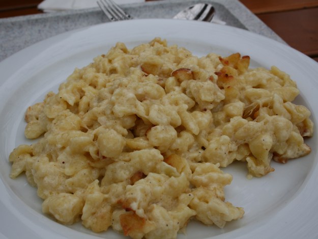 Allgäuer Käsespätzle sind schnell zubereitet und besonders lecker. Käsespätzle