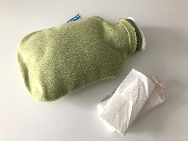 Wärmeflasche und Taschentuch helfen bei einer Grippe Wärmeflasche und Taschentuch