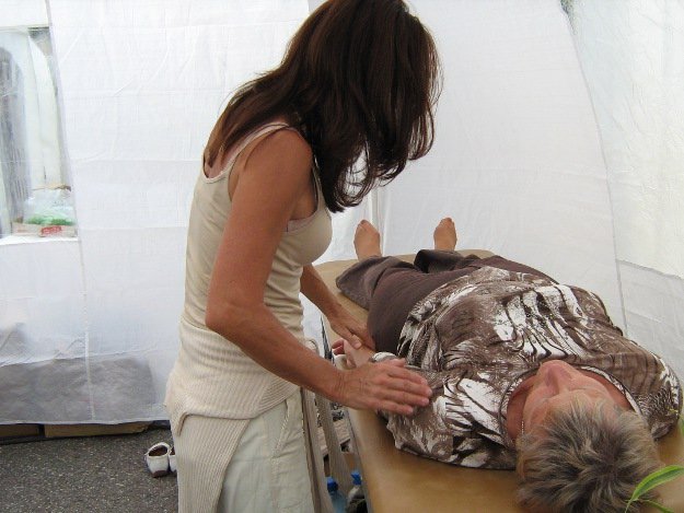 Auflösen von Schwellungen durch eine sanfte Massage Massage