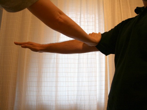 Arm nach unten dr&uuml;cken