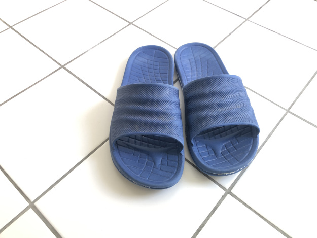 Hilfreich sind Badeschlappen in Naßräumen. Badeschlappen