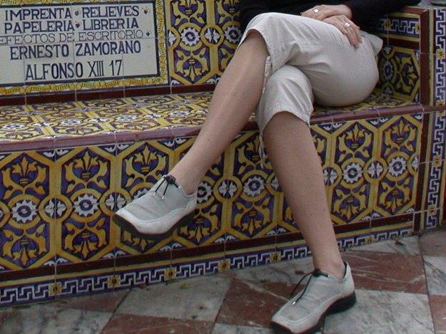 Beine &uuml;bereinander schlagen