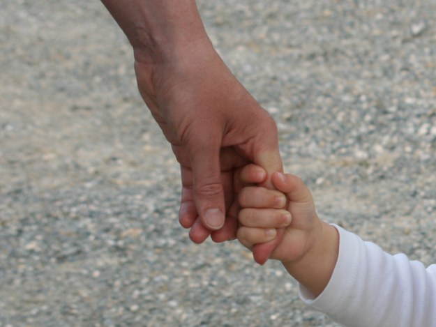 Hält der Baby-Blues an, kann eine Therapie hilfreich sein. Frau mit Kind