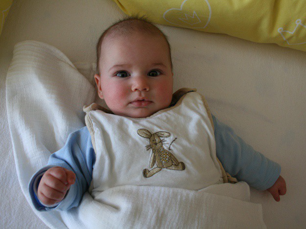 Gl&uuml;ckliches Kind ohne Juckreiz