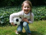Kinder spielen Fu&szlig;ball