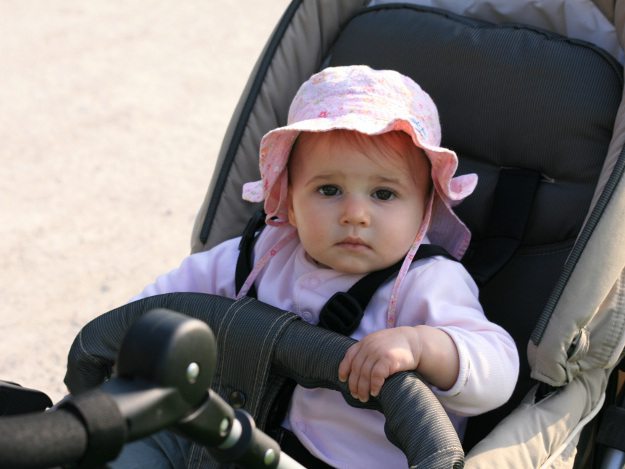 Sonnenbrand unbedingt vermeiden. Sonnenschutz des Kleinkinds