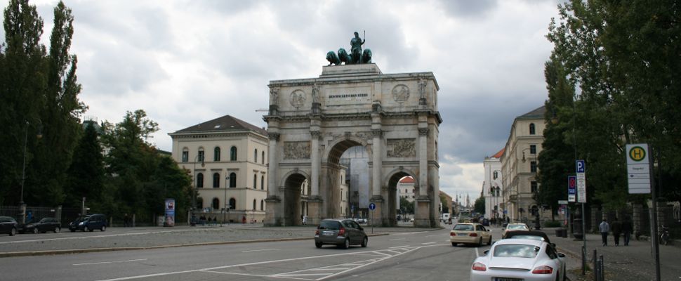 Blick vom Siegestor in Richtung Innenstadt München Siegestor