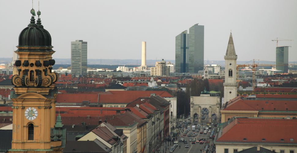 Blick vom Odeonsplatz stadtauswärts München Siegestor