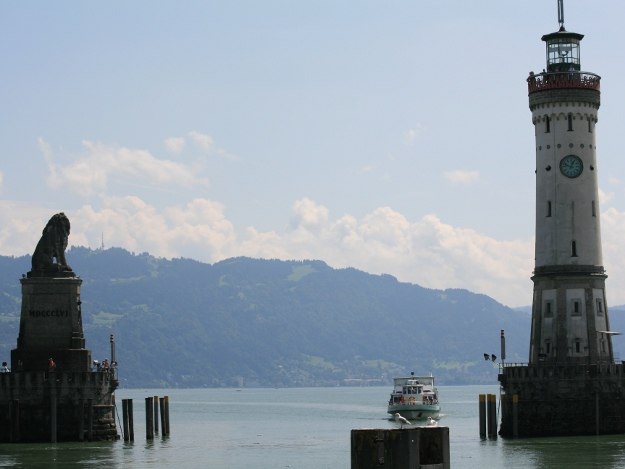 Der Lindauer Hafen mit seiner Einfahrt, dem Leuchtturm und Löwen ist eine Augenweide Lindau