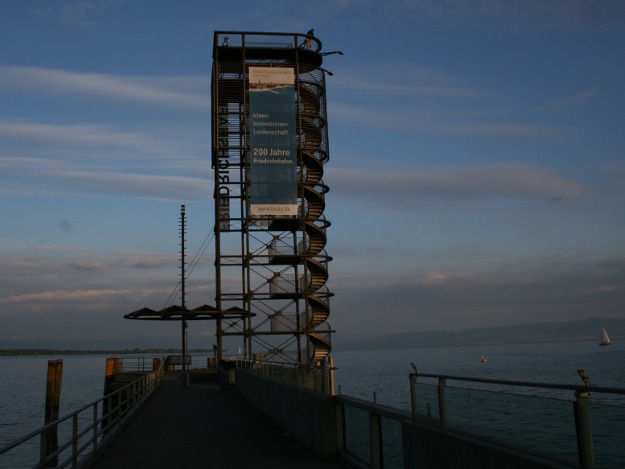 Abendstimmung mit maritimen Flair am Bodensee an der Uferpromenade Friedrichshafen