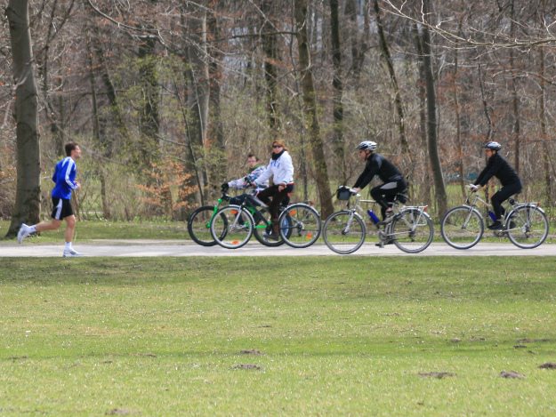 Viele Menschen wollen im Frühling sich wieder aktiv in der Natur bewegen. Laufen und Radfahren
