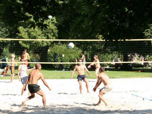 Beim Sport im Freibad sollte die Haut richtig geschützt werden. Beachvolleyball
