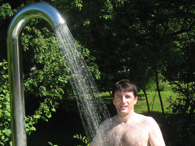 Vor dem Schwimmen im Pool sollte geduscht werden. duschen